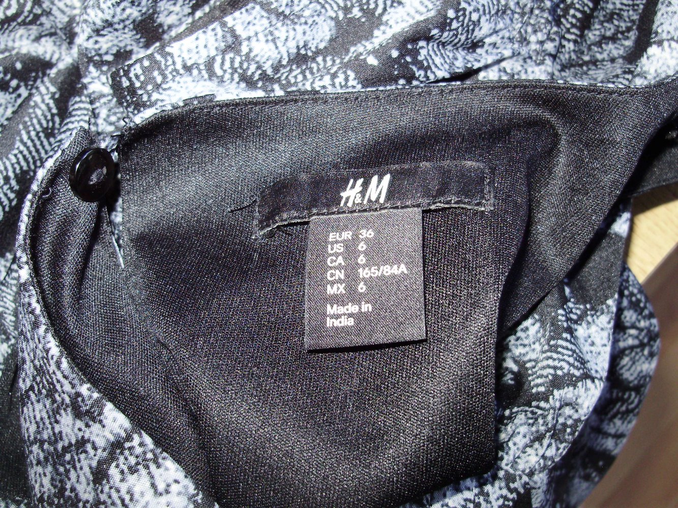 H&M Kleid ausgefallen eine Volantstufe schwarz/ grau/ beige Muster Gr 36