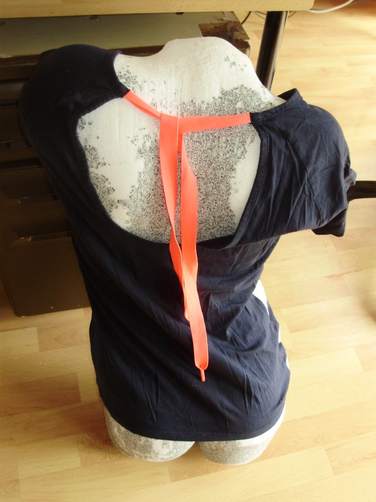 adidas Shirt dunkelblau Labelprint vorne pinkfarbenes Band hinten S