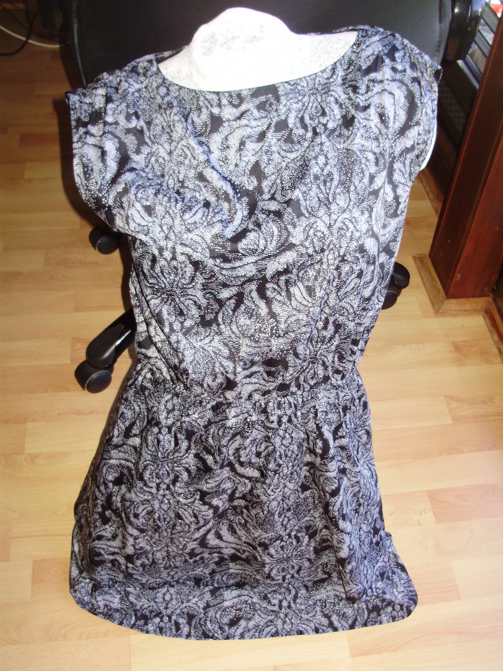 H&M Kleid ausgefallen eine Volantstufe schwarz/ grau/ beige Muster Gr 36