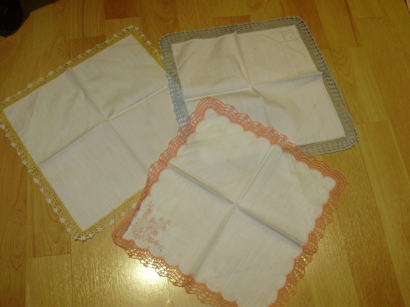 Taschentuch Set Vintage 3 Taschentücher weiß bestickt + bunte Häkelborte neu