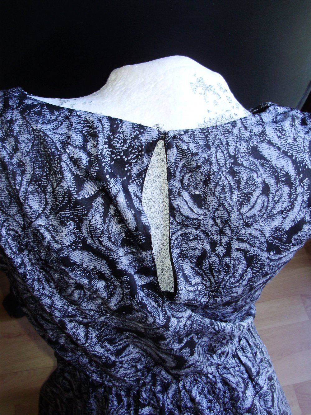 H&M Kleid ausgefallen eine Volantstufe schwarz/ grau/ beige Muster Gr 36
