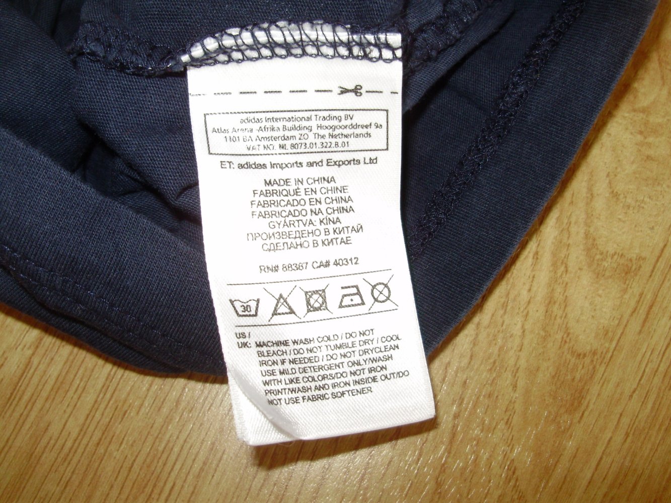 adidas Shirt dunkelblau Labelprint vorne pinkfarbenes Band hinten S