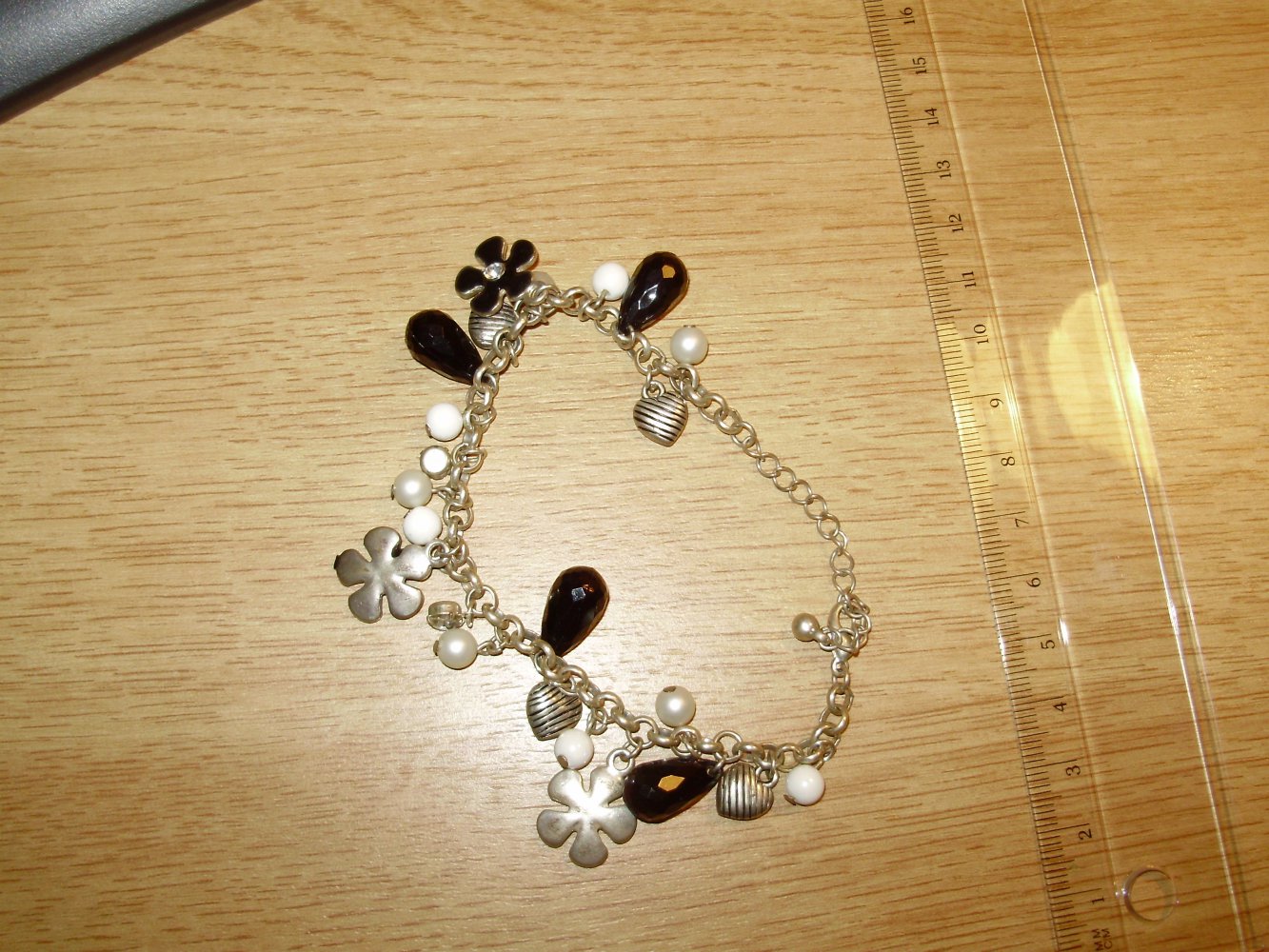 Bettelarmband silbern viele Anhänger in Weiß und Schwarz Top!