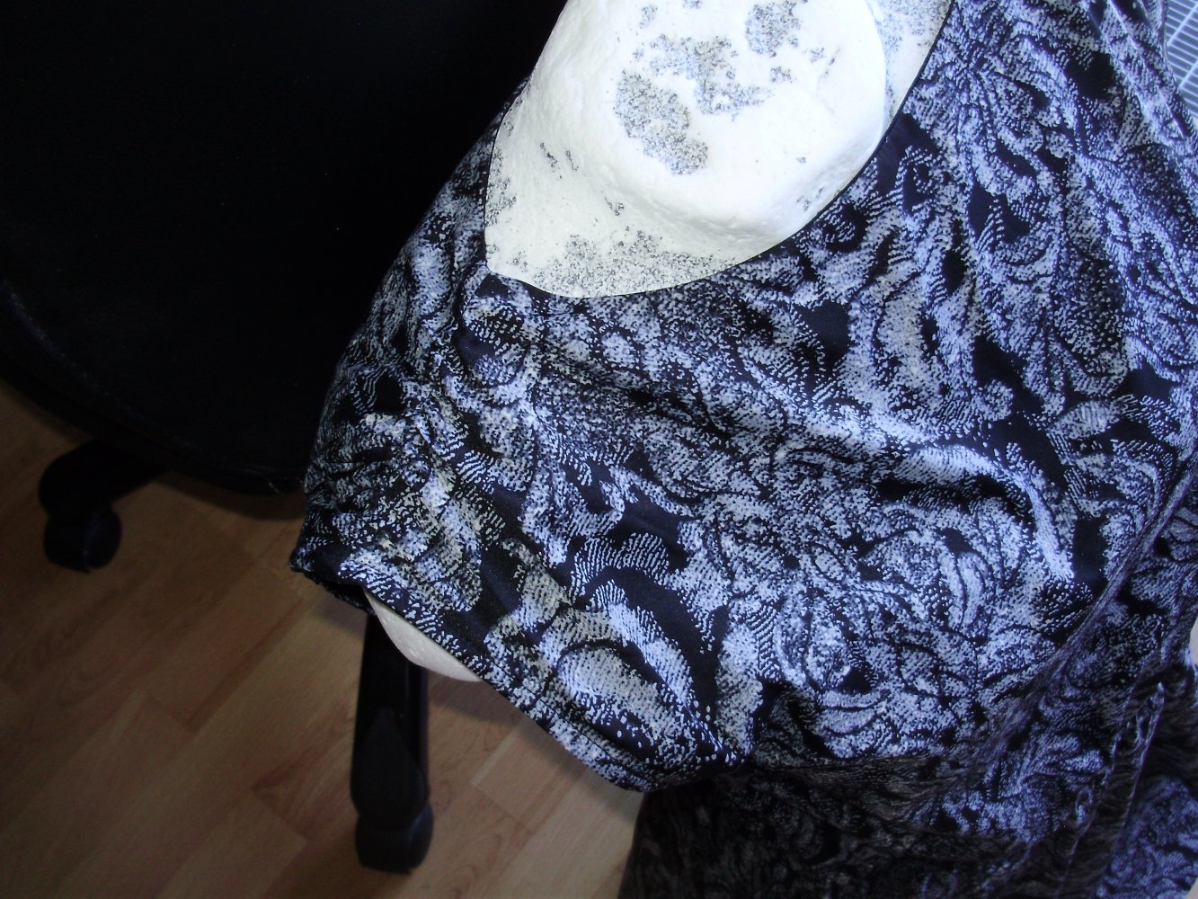 H&M Kleid ausgefallen eine Volantstufe schwarz/ grau/ beige Muster Gr 36