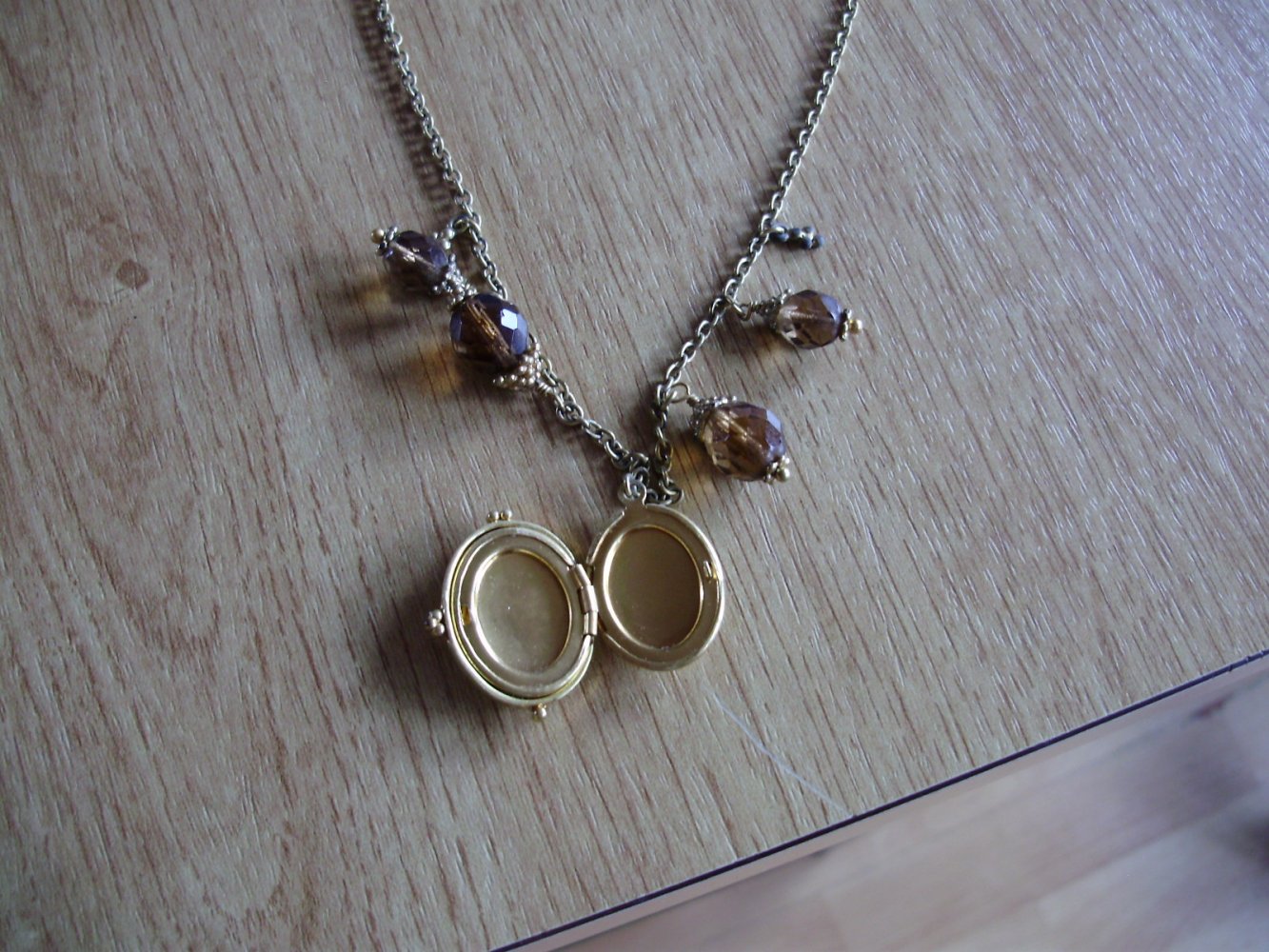 Pilgrim Kette altgold Medaillon braune Perlen