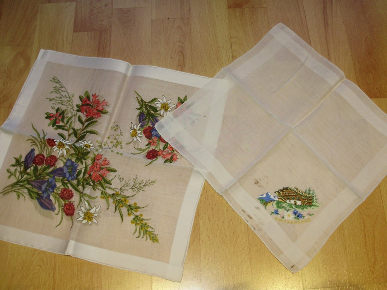 Taschentuch Set 2 Enzian bunt + besticktes Tuch Schweiz