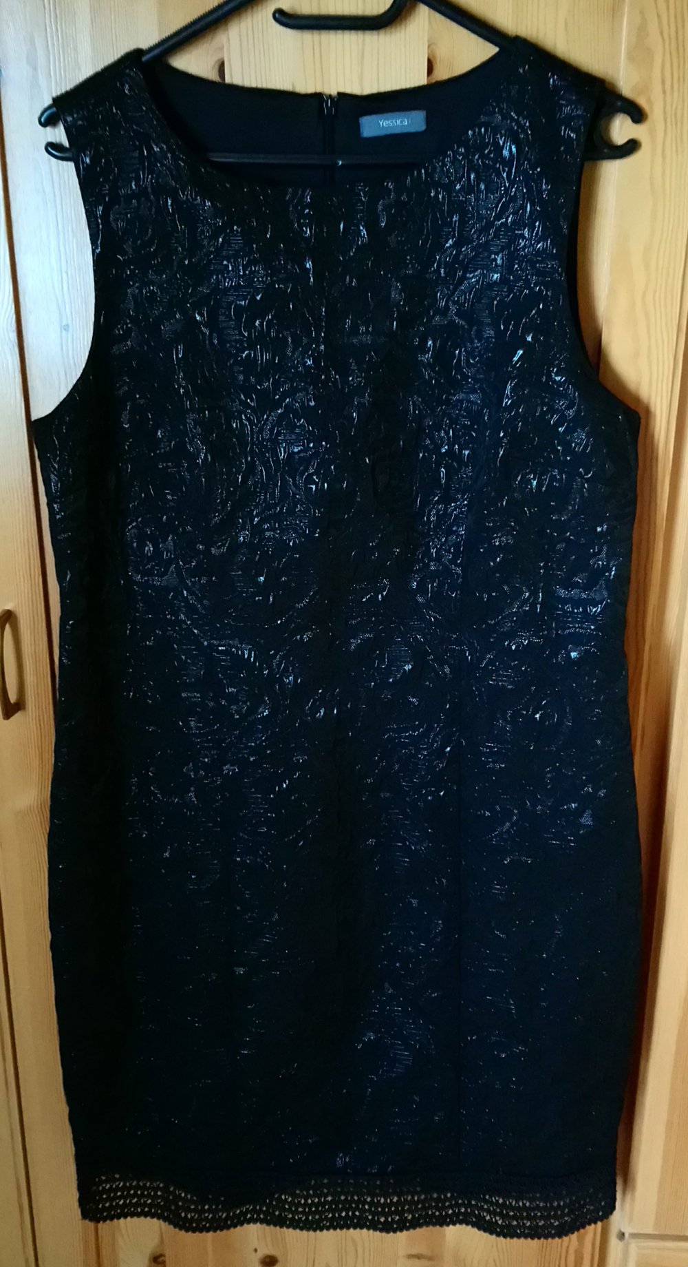 Schwarzes Kleid 