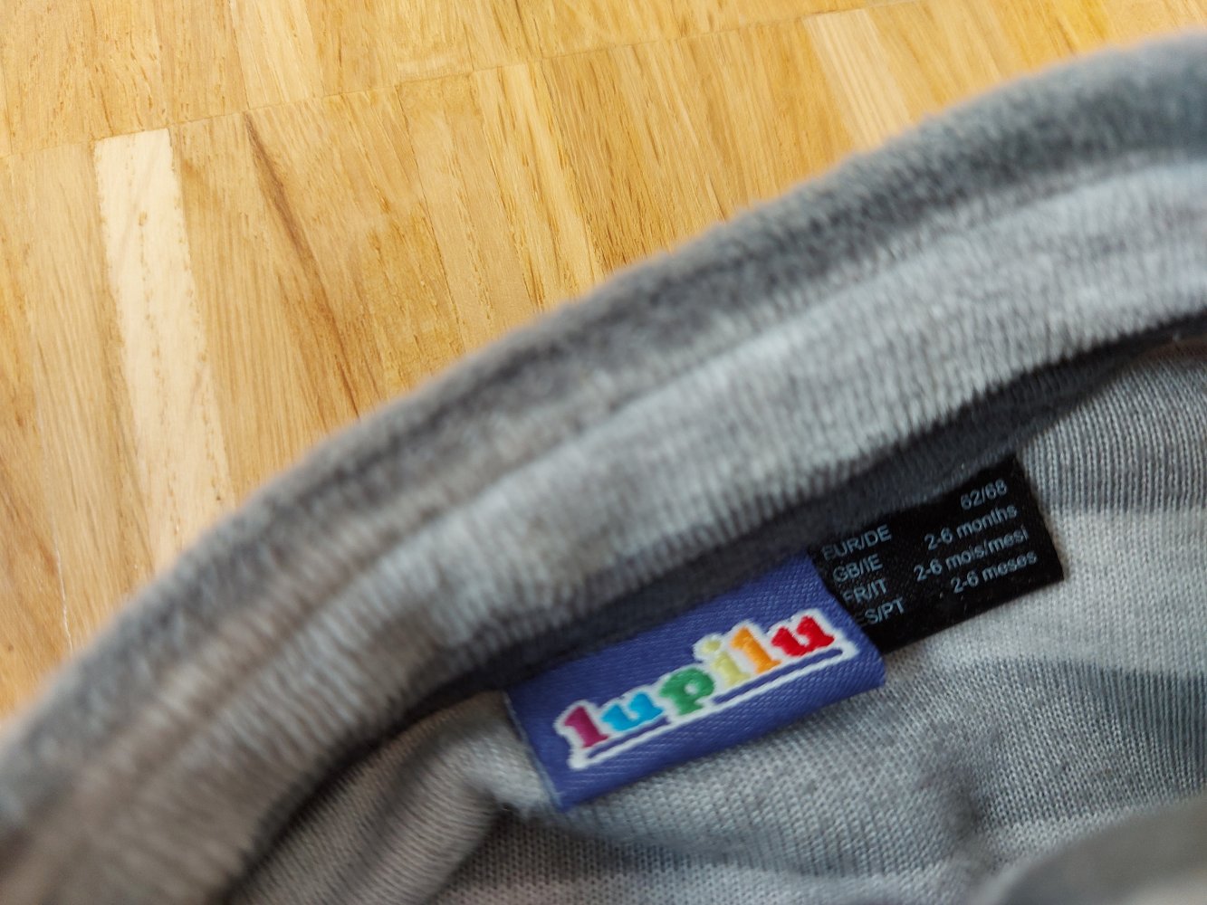 kuschelige grau gestreifte Babyjacke Gr. 62/68