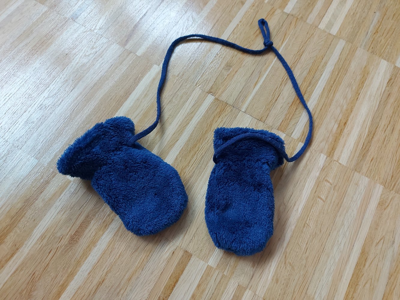 flauschige blaue Baby-Handschuhe / Fäustlinge 6-9 Monate