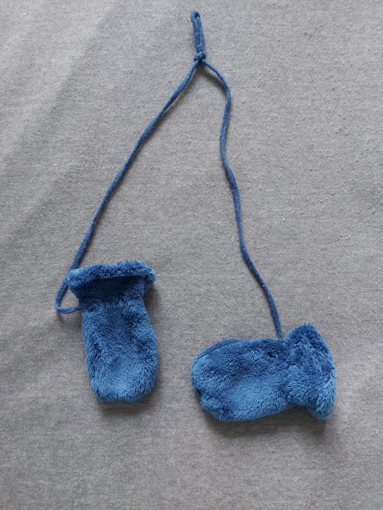 flauschige blaue Baby-Handschuhe / Fäustlinge 6-9 Monate