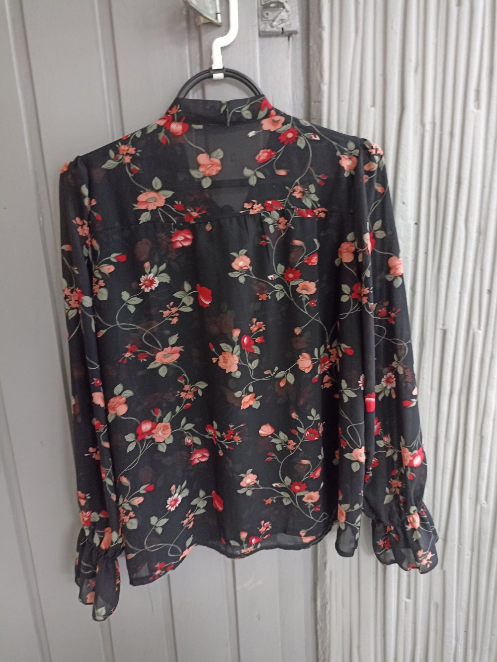 Schwarze Bluse mit Blumen
