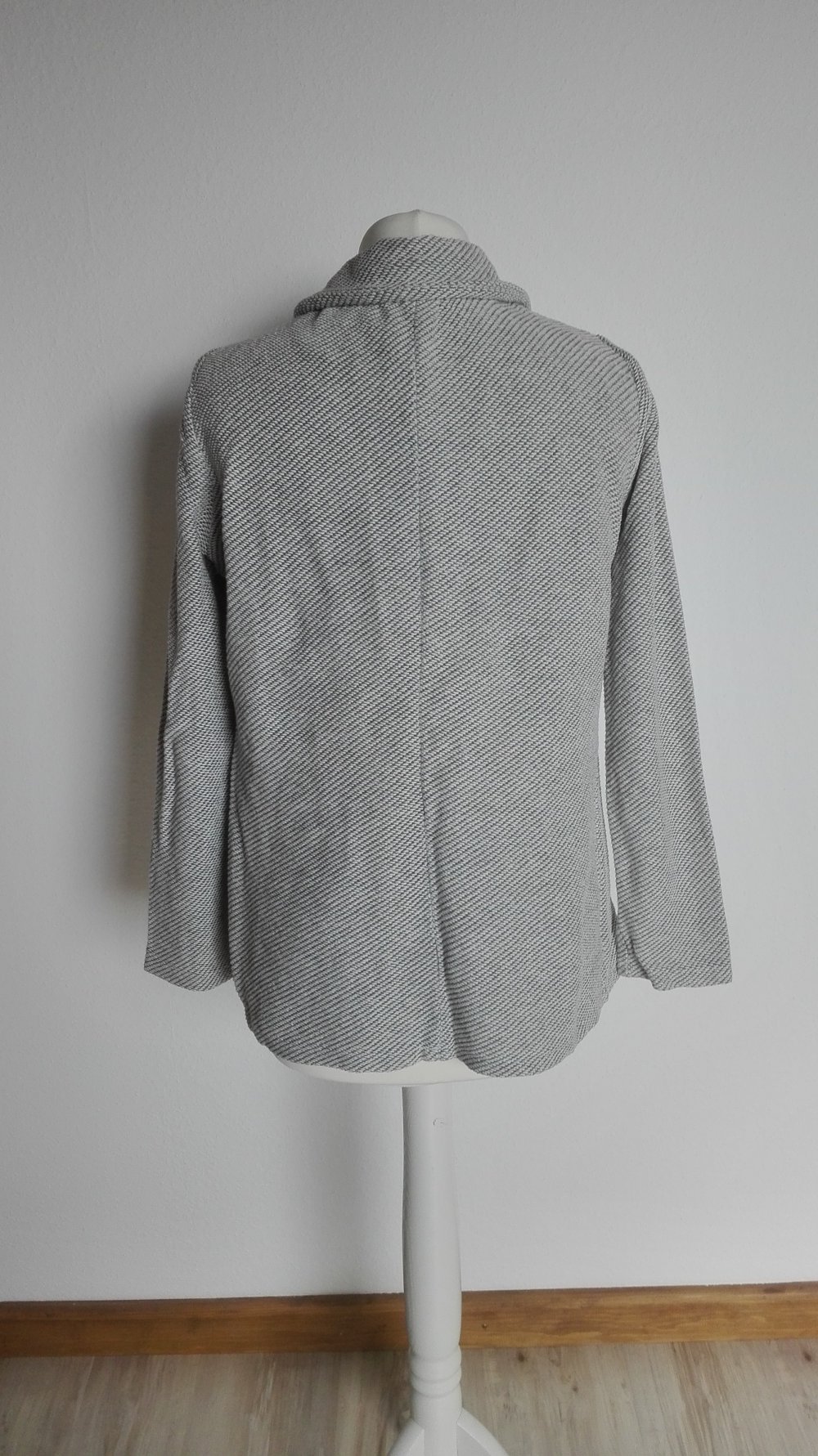 Grau weiß mellierter Cardigan von Clockhouse / C&A mit Kragen und Taschen in Größe 36
